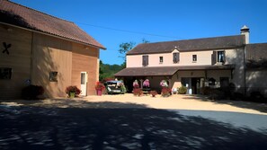 Exterior - Guesthouse "Du Château Vieux" with Shared Terrace and Wi-Fi (Milhac)