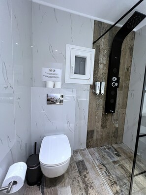 Shower, hair dryer, towels, soap - ALS-CITY SERENITY APARTMENT (Thessaloniki)