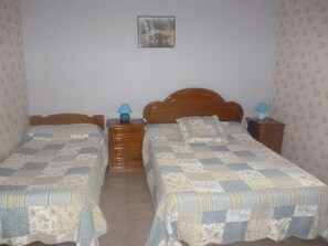 Iron/ironing board, WiFi, bed sheets - “Jonquille” Guest Room with Shared Terrace, Garden, and Wi-Fi (Milhac)