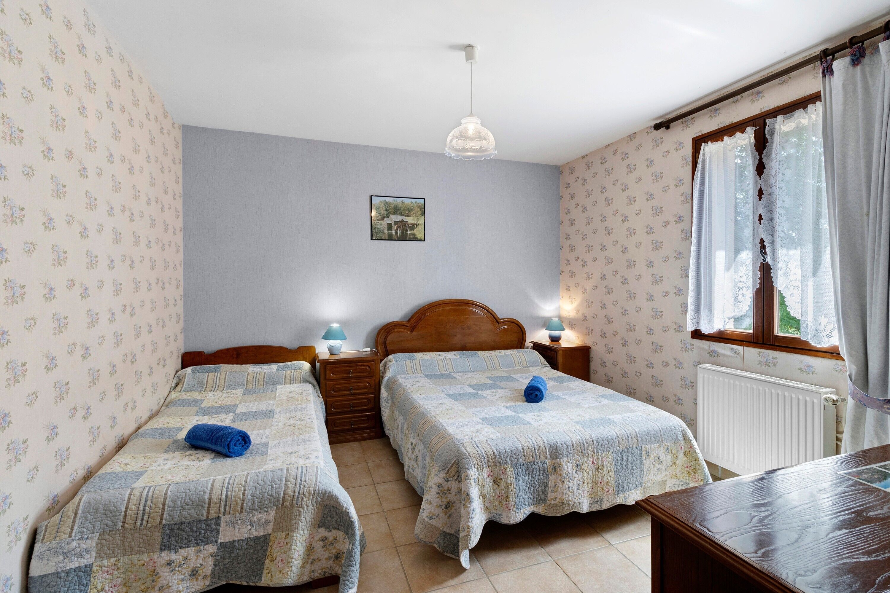 Tabla de planchar con plancha, wifi, ropa de cama