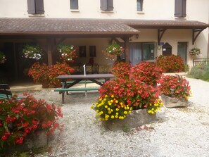 Outdoor dining - “Jonquille” Guest Room with Shared Terrace, Garden, and Wi-Fi (Milhac)