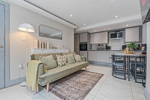 Stylish | Modern 3 Bed in Holland Park - Central London