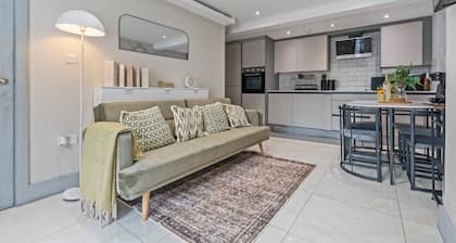 Stylish | Modern 3 Bed in Holland Park - Central London