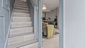 Eine Treppe führt zu einem Wohnbereich mit einer Couch und einem Couchtisch.