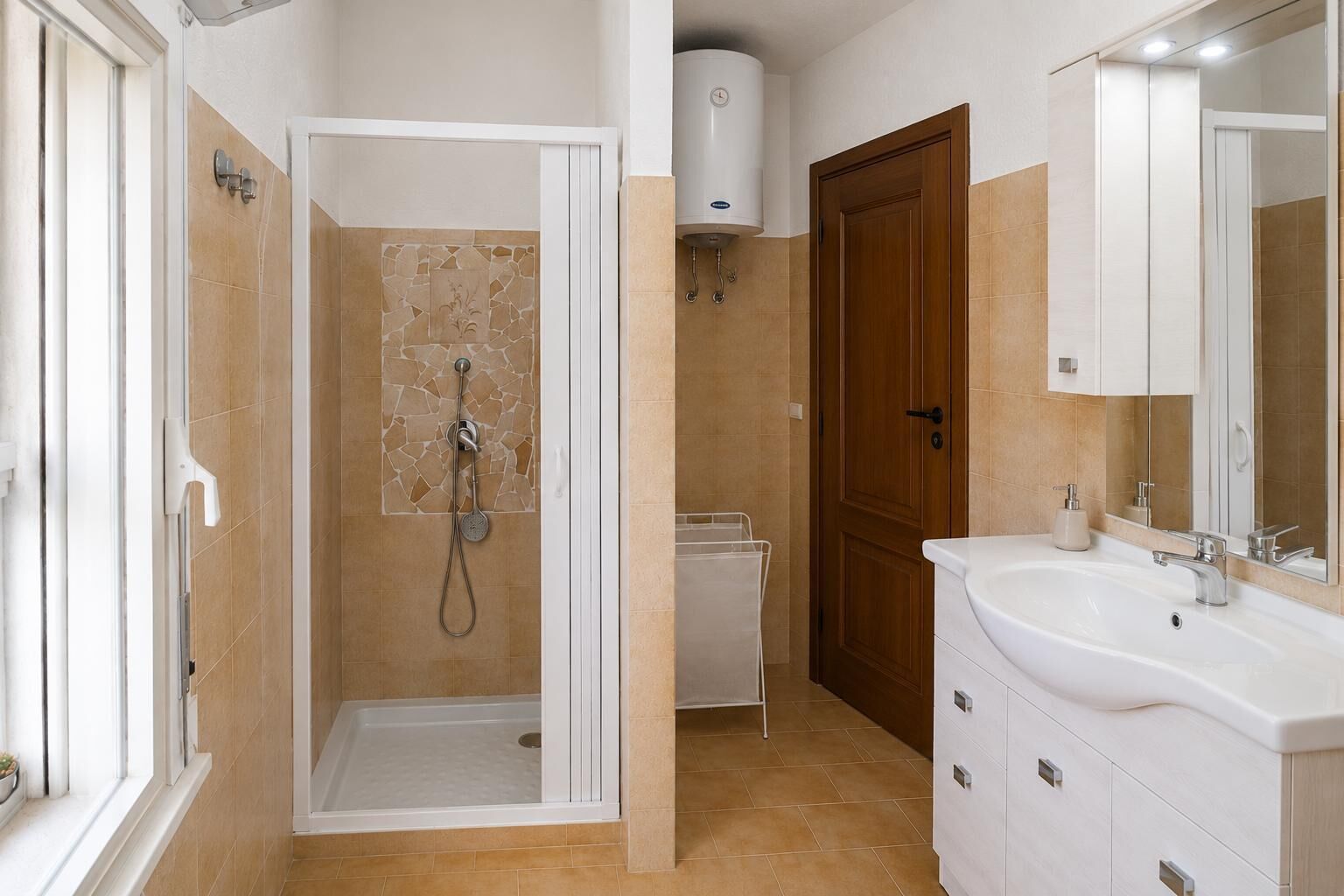 Un baño con ducha, inodoro, lavamanos y espejo.