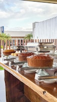 Buffet com diversos produtos de panificação expostos.