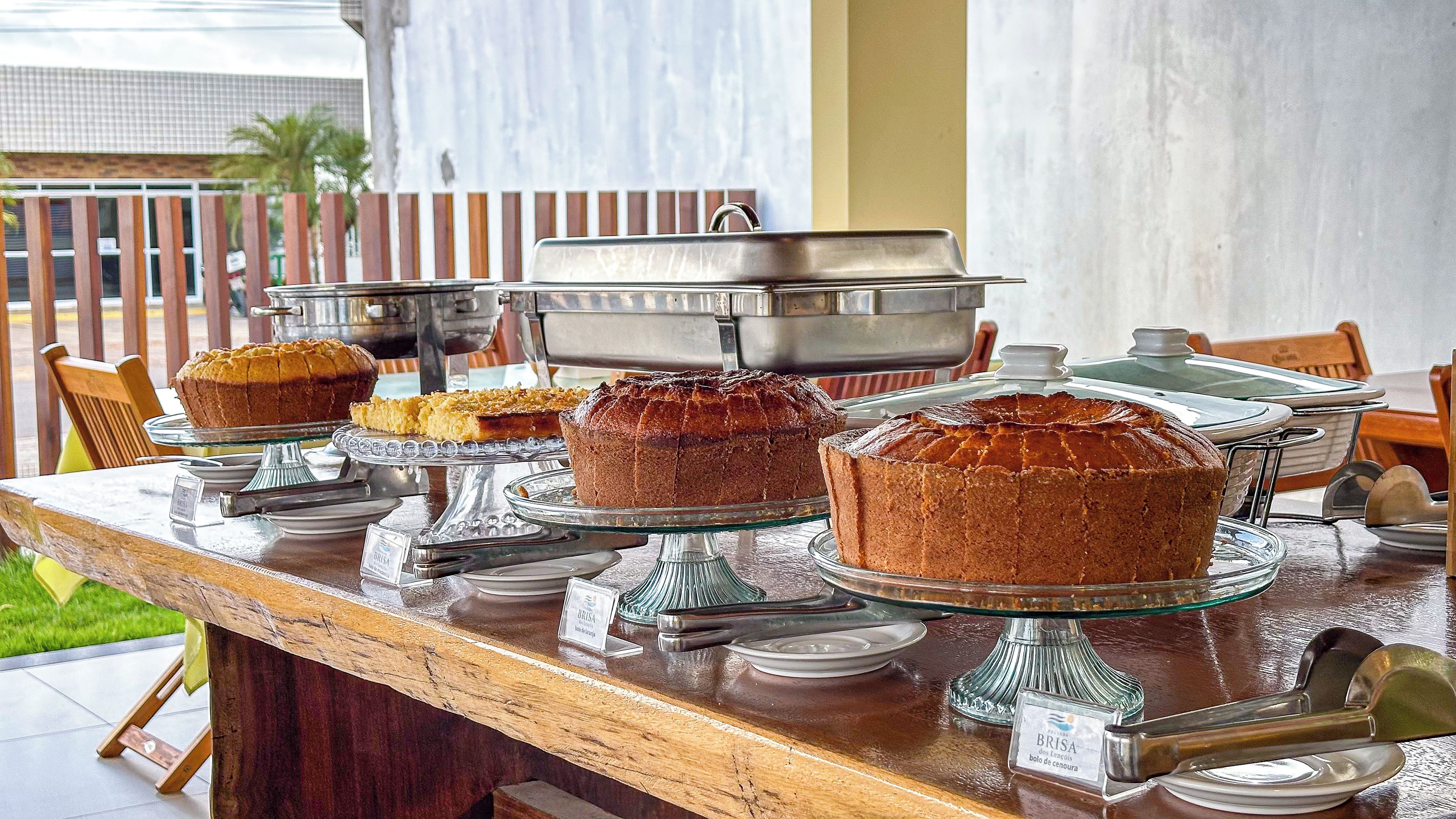 Una mesa de buffet con diversos productos de panadería y un cartel que indica opción de desayuno francés.