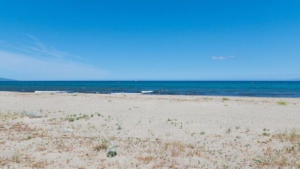 A beach with clear skies and calm sea. - Apartment 'La Dolce Vita 8 - Le Cedrat' with Sea View, Wi-Fi and Air Conditioning (Borgo)