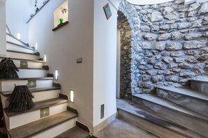 A staircase with stone walls and a modern design. - Villa Ninfea - Capri Garden Retreat (Capri)