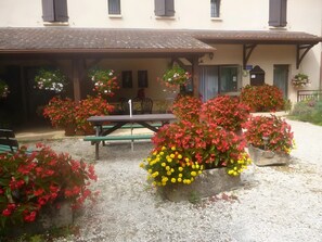 Outdoor dining - Primevère Guest Room with Shared Terrace, Garden & Wi-Fi (Milhac)