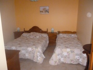 Room - Primevère Guest Room with Shared Terrace, Garden & Wi-Fi (Milhac)
