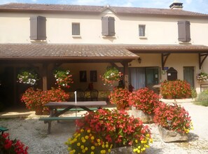 Outdoor dining - Primevère Guest Room with Shared Terrace, Garden & Wi-Fi (Milhac)