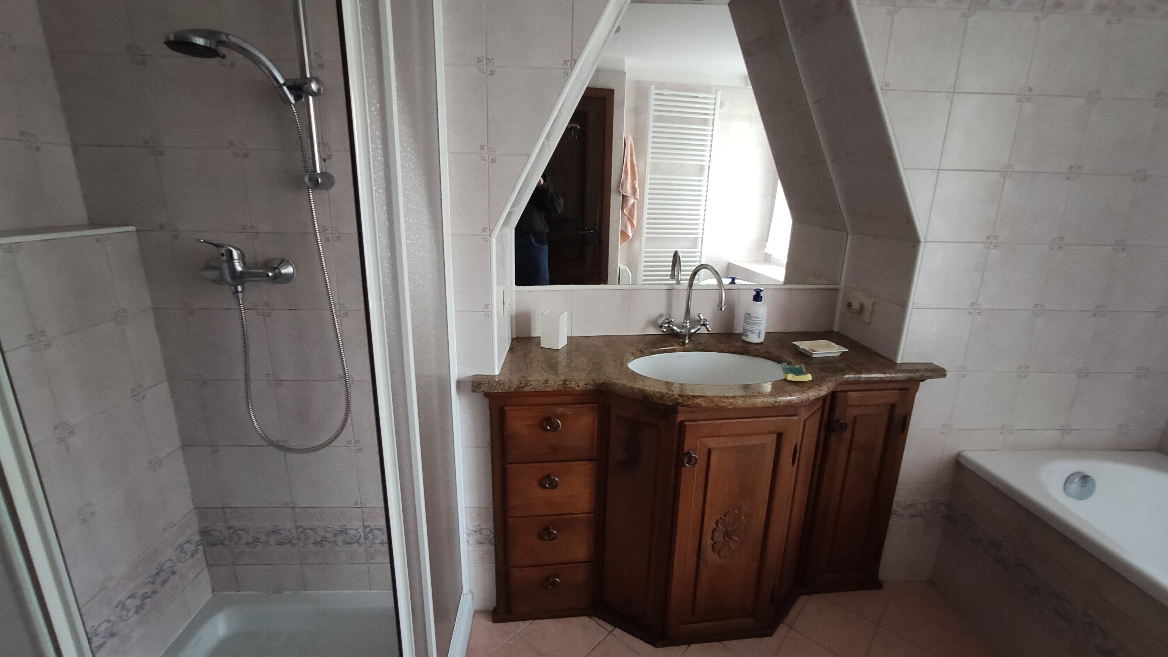 Dusche, Haartrockner, Handtücher