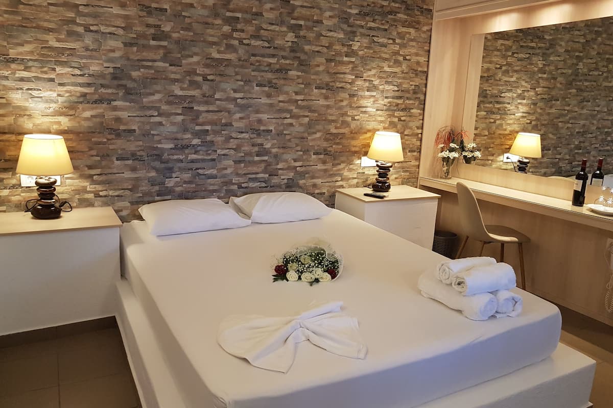 Double Room, Balcony, Garden View | Laptop workspace, iron/ironing board, free WiFi