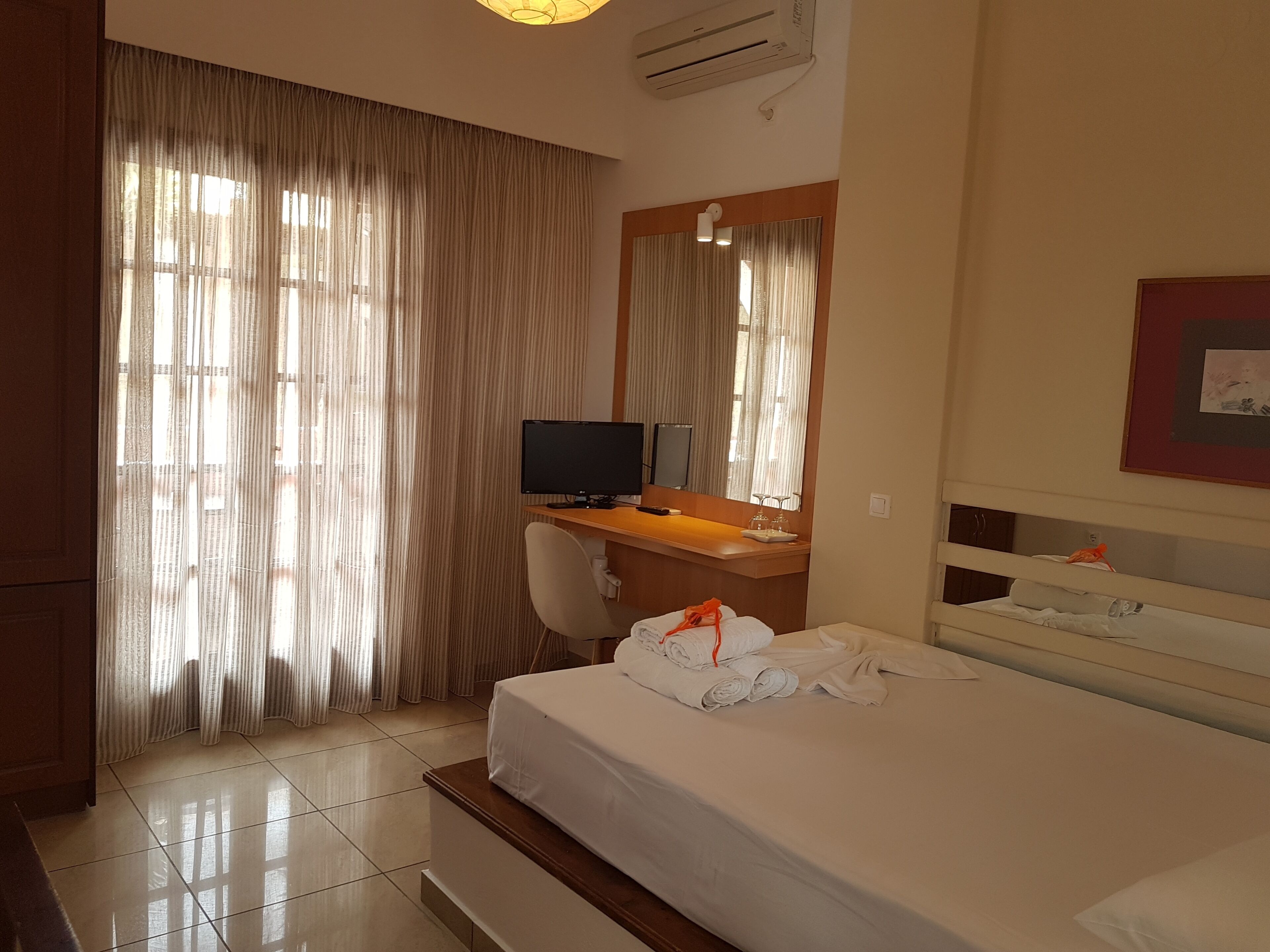 ROMANTIC tiny double room | Laptop workspace, iron/ironing board, free WiFi