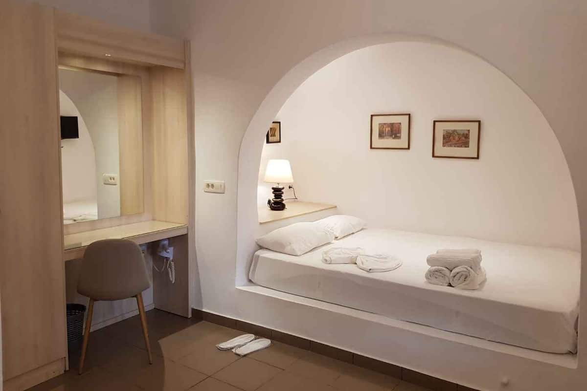 Double Room, Balcony, Garden View | Laptop workspace, iron/ironing board, free WiFi