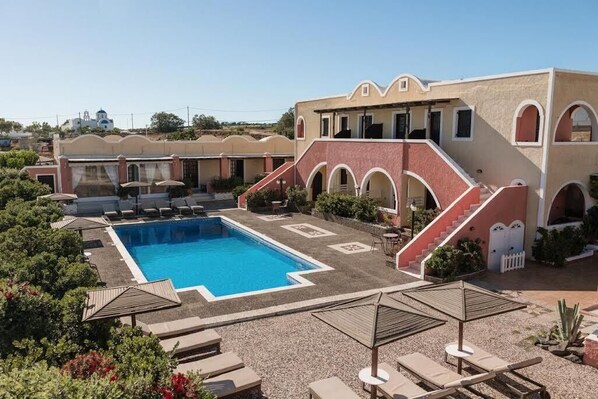 Outdoor pool, pool umbrellas, sun loungers - Abelonas Village (Santorini)