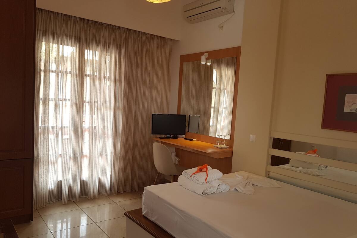 Double Room, Balcony, Sea View | Laptop workspace, iron/ironing board, free WiFi