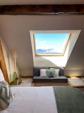 Bed sheets - “Marmot Room – Camping Le Mont Orel” with Lake View and Shared Terrace (Saint-André-d'Embrun)