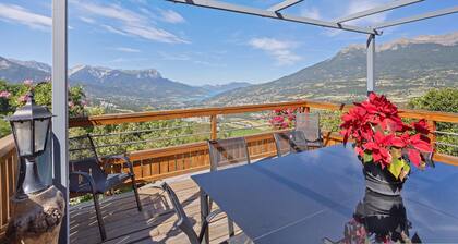 Chambre d’hôtes « Marmotte – Camping Le Mont Orel » avec vue sur le lac et terrasse partagée