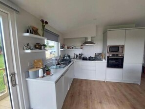 Refrigerador, microondas, horno y lavavajillas 