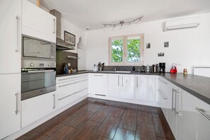Fridge, microwave, oven, stovetop - Fully Equipped House with Pool, Stunning Views & Peaceful Setting (Belpech)