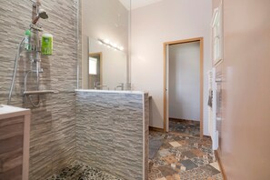 Shower, hair dryer, towels - Fully Equipped House with Pool, Stunning Views & Peaceful Setting (Belpech)