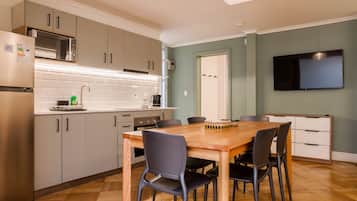 Apartamento, 2 habitaciones | Cocina privada | Frigorífico grande, microondas, horno y placa de cocina