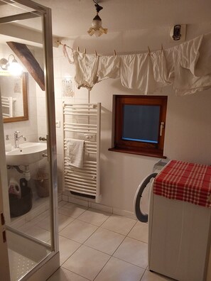 Shower, hair dryer, towels, soap - Vrbo Property (Hunawihr)