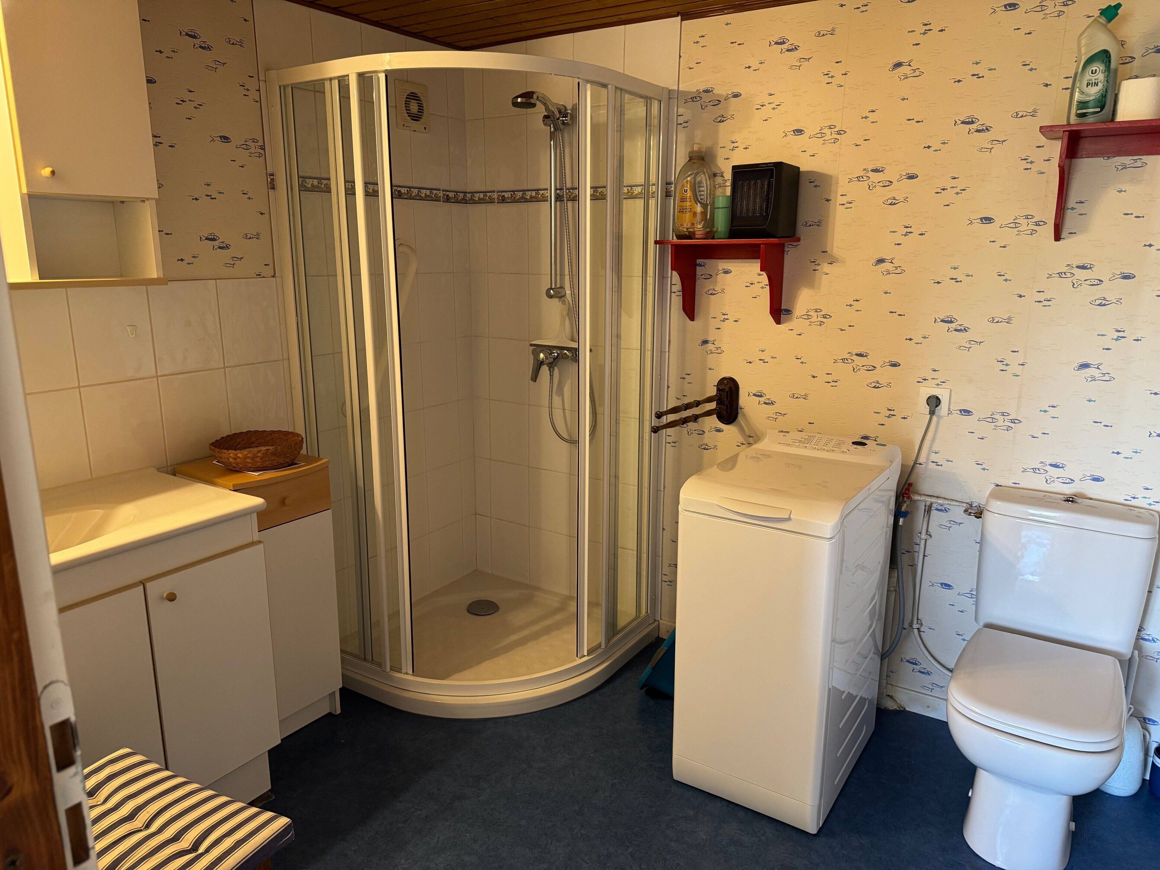 Ein Badezimmer mit Dusche, Toilette und Waschbecken.