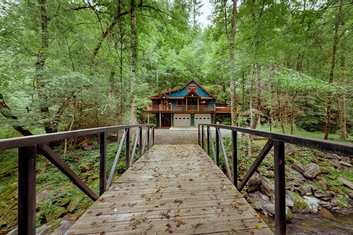 Picturesque cabin on trout creek with mountain views, private hot tub, & WiFi