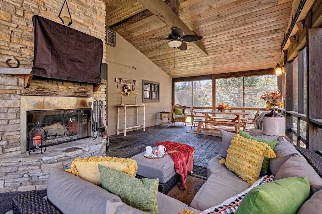 TV, fireplace