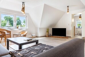 TV - Holiday Home for Up to 6 Guests (70 m²) in Trent (Rügen) (Trent)