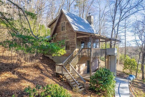 Comfortable mountain view cabin with TV, board games, & kitchenette