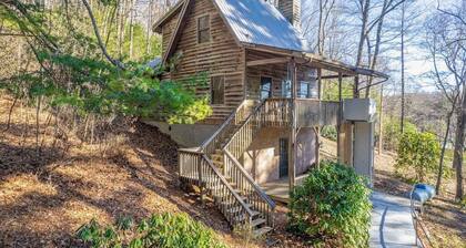 Comfortable mountain view cabin with TV, board games, & kitchenette