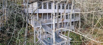 2-story waterfront home with mountain & creek views, decks, grill, fireplace, AC