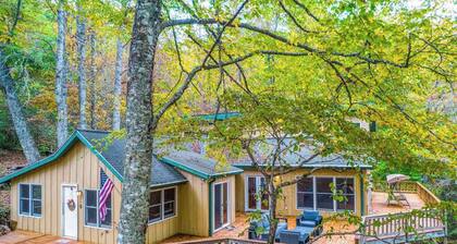 Dog-friendly home with WiFi, private washer/dryer, grill, hot tub, firepit