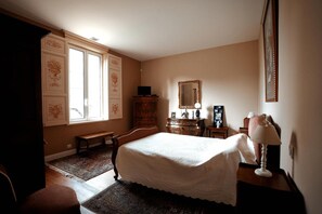 Room - La Closerie des Vignes – Vignobles Chatonnet: Tuscan Villa in the Heart of the Vineyards (Néac)