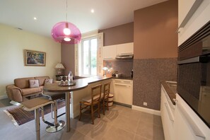 Private kitchen - La Closerie des Vignes – Vignobles Chatonnet: Tuscan Villa in the Heart of the Vineyards (Néac)