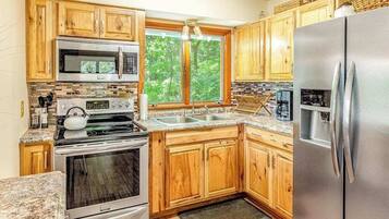 Coffee/tea maker, fridge, microwave, oven