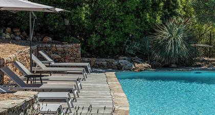 Villa in Carqueiranne, 5 bedrooms, 5 bathrooms, heated pool, air conditioning. Beach 2.5km away