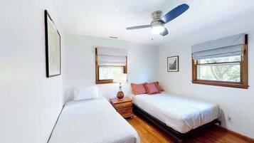 2 bedrooms, travel cot, WiFi, bed sheets