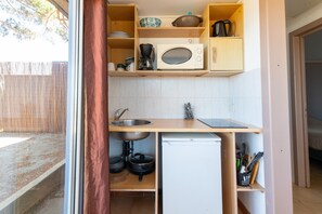 Cafetera y tetera, refrigerador, microondas y parrilla de estufa 