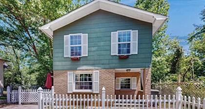 Charming 2 BR house near downtown Hendersonville w/ washer/dryer