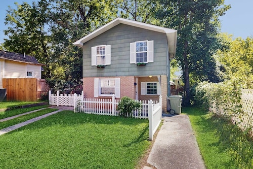 Charming 2 BR house near downtown Hendersonville w/ washer/dryer