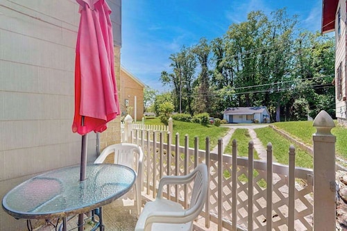 Charming 2 BR house near downtown Hendersonville w/ washer/dryer