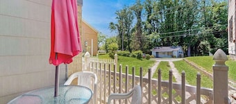Charming 2 BR house near downtown Hendersonville w/ washer/dryer