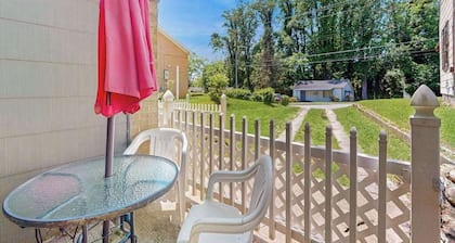 Charming 2 BR house near downtown Hendersonville w/ washer/dryer