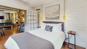 A hotel room with a bed, a desk, and a chair. - Scenic cabins with fireplaces, children's items, W/D - dog-friendly (Horse Shoe)