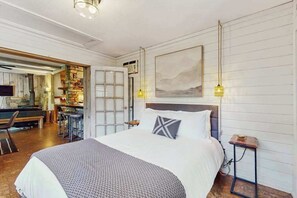Ein Hotelzimmer mit einem Bett, einem Schreibtisch und einem Sessel.